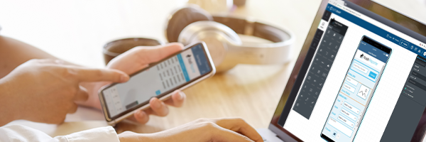 Personne regardant une application sur un smartphone pendant que des services d'application sont fournis via l'interface SOTI Snap sur l'écran d'un ordinateur portable.